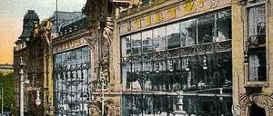 Glaspalast. Die kolorierte Postkarte zeigt das Warenhaus Tietz in der Leipziger Straße kurz nach der Eröffnung 1900. Das Dach zierten eine Weltkugel und Hermes, der Gott der Händler.