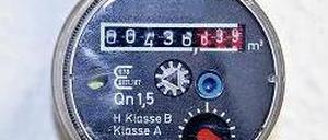 Uhrenvergleich. Wasser wird billiger. Foto: Imago