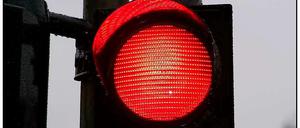 Stoppsignal. Im Straßenverkehr sieht so mancher rot.