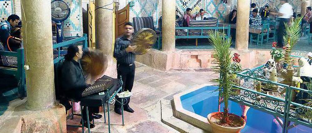 Wie im orientalischen Märchen. Diese Teestube im Basar von Kerman war einst ein Hamam. Manche Badehäuser sind heute auch Museen.