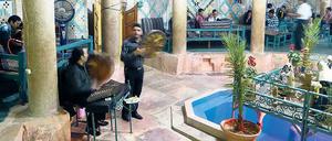 Wie im orientalischen Märchen. Diese Teestube im Basar von Kerman war einst ein Hamam. Manche Badehäuser sind heute auch Museen.