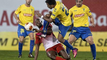 Portugiesische Übermacht. Freiburgs Fallou Diagne hat einen schweren Stand.