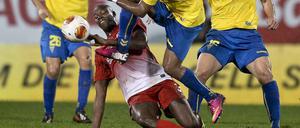 Portugiesische Übermacht. Freiburgs Fallou Diagne hat einen schweren Stand.