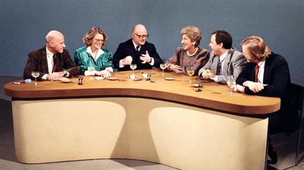 Flotter Sechser: Hans Ulrich Kempski (v.l.), Maya Jurt, Werner Höfer, Hella Pick, Vladimir Markow und Frederick Kempe trafen sich 1985 zum "Internationalen Frühschoppen". Der Wein fehlte selbstverständlich nicht. 