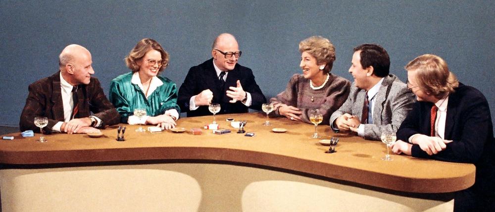 Flotter Sechser: Hans Ulrich Kempski (v.l.), Maya Jurt, Werner Höfer, Hella Pick, Vladimir Markow und Frederick Kempe trafen sich 1985 zum "Internationalen Frühschoppen". Der Wein fehlte selbstverständlich nicht.