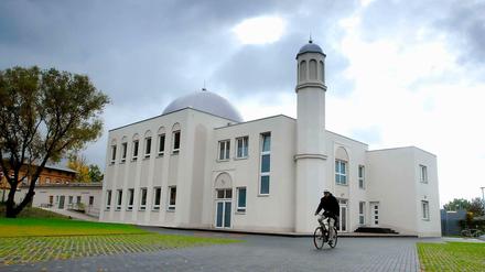 Radfahrer vor der Khadija-Moschee der Ahmadiyya-Gemeinde in Berlin