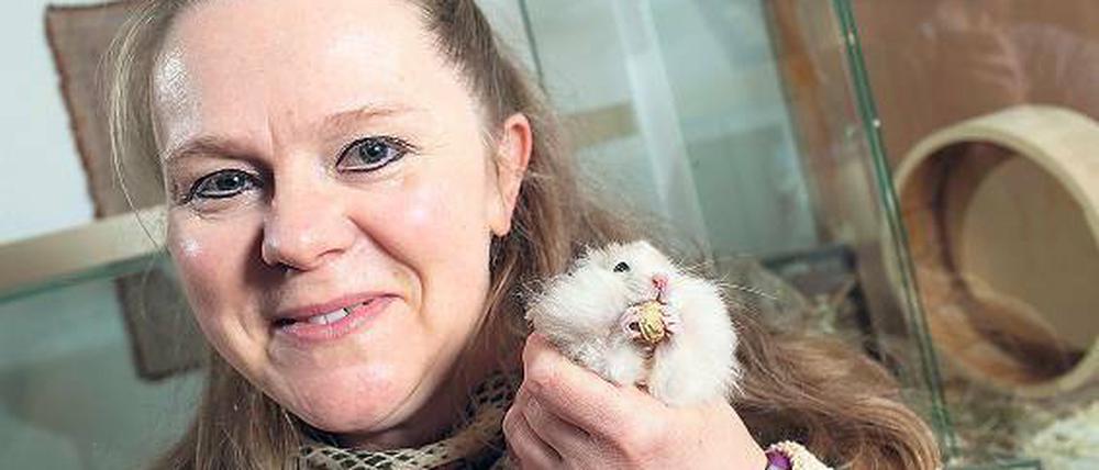 ZIEMLICH PUTZIG. Erdnüsse sind ein Lieblingssnack von Hamsterweibchen Silva. Sie ist handzahm und lässt sich von Züchterin Birgit Walters ausgiebig streicheln.