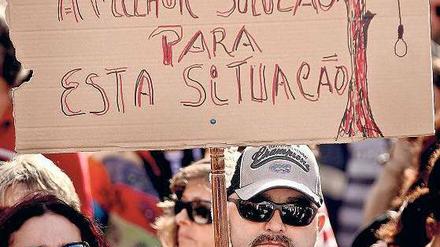 Strick um den Hals. Der Tod sei angesichts von Portugals Wirtschaftslage die beste Lösung, lautet die Botschaft eines Demonstranten in Lissabon.