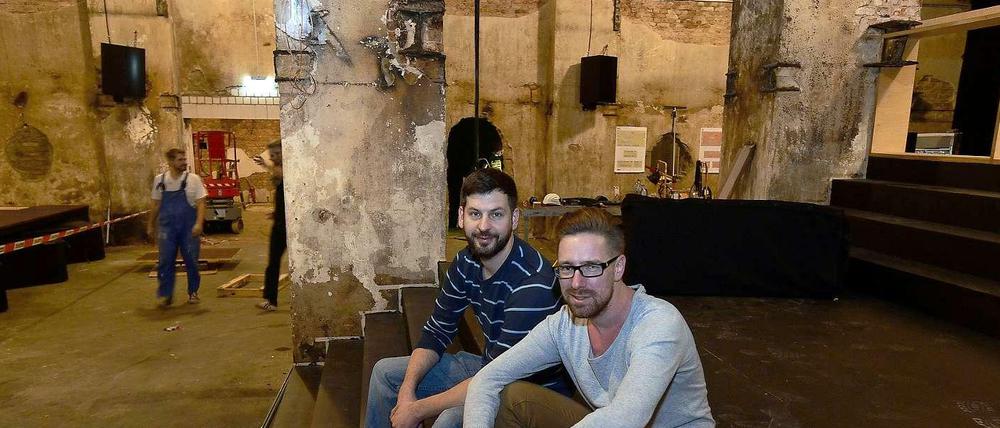 Wir sind’s, die neuen Nachbarn. Marcel Weber (mit Brille) und Thomas Sielaff in ihrer neuen Lokalität, in der derzeit noch die Handwerker ackern.
