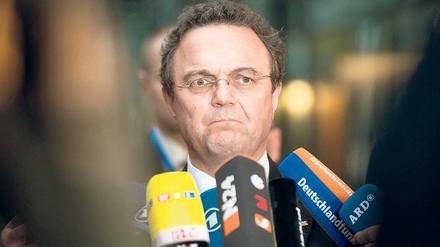 Zähne zusammenbeißen: Der Bundesinnenminister vor Beginn einer Verhandlungsrunde in dieser Woche. 