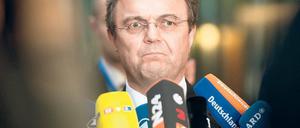 Zähne zusammenbeißen: Der Bundesinnenminister vor Beginn einer Verhandlungsrunde in dieser Woche.