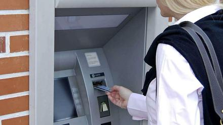 Keine Einigung: Soll man die Abhebegebühren am Automaten per Gesetz einschränken? Das muss jetzt die große Runde entscheiden.