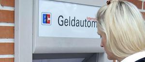 Keine Einigung: Soll man die Abhebegebühren am Automaten per Gesetz einschränken? Das muss jetzt die große Runde entscheiden.