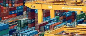 Massenweise. Der Erfolg auf dem Weltmarkt bringt den Deutschen Kritik ein – doch sie argumentieren, dass das Exportplus auch den Nachbarn hilft. Foto: Reuters