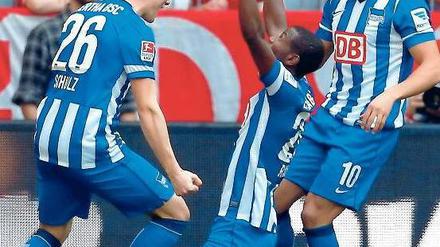Es kann nicht nur einen geben. Herthas Mittelfeldspieler Schulz (l.) und Ben-Hatira (r.) sollen Stürmer Ramos beim Toreschießen und -bejubeln entlasten.