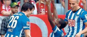 Es kann nicht nur einen geben. Herthas Mittelfeldspieler Schulz (l.) und Ben-Hatira (r.) sollen Stürmer Ramos beim Toreschießen und -bejubeln entlasten.