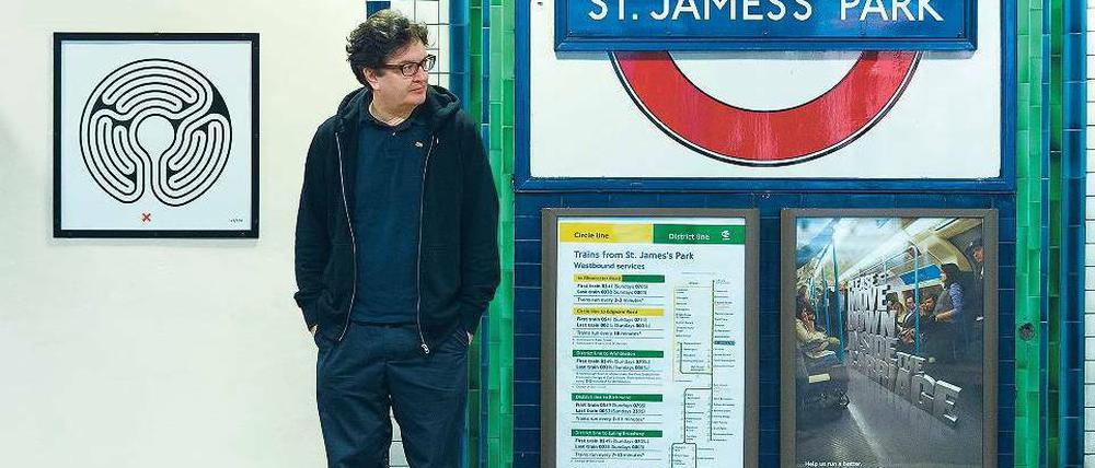 Turner-Preisträger Mark Wallinger vor einem seiner Labyrinthe