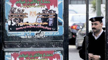 Einheit auf Arabisch. Diese Poster verherrlichen ein angebliches Bündnis von Armee, Polizei und Volk. Foto: Amel Pain/dpa