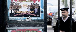 Einheit auf Arabisch. Diese Poster verherrlichen ein angebliches Bündnis von Armee, Polizei und Volk. Foto: Amel Pain/dpa