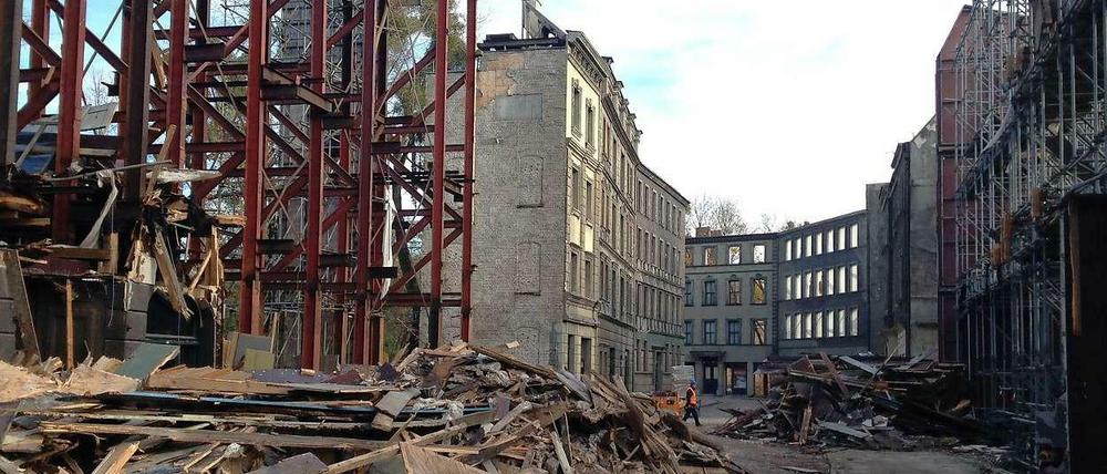 Jetzt Ruine. Im August kündigte das Studio das Ende der „Berliner Straße“ an. Ihre Fassaden erwiesen sich aber als ziemlich stabil. 