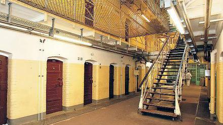 Hinter Gittern. Insgesamt 863 Gefangene sind derzeit in der JVA Tegel hinter Türen wie diesen untergebracht.