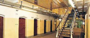 Hinter Gittern. Insgesamt 863 Gefangene sind derzeit in der JVA Tegel hinter Türen wie diesen untergebracht.