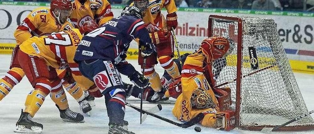 Mit vereinter Kraft: Die Spieler der Düsseldorfer EG unterstützen ihren Keeper Robert Goepfert so gut es ging und wurden mit einem Auswärtssieg in Berlin belohnt.  