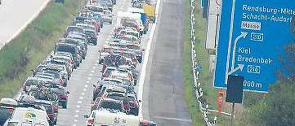 Maut auch bei Stau – so wie hier auf der A 7 im Norden in diesem Sommer.
