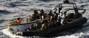 Einige als Piraten verdächtigte Somalier sind von europäischen Anti-Piraten-Einheiten vor dem Horn von Afrika gefasst worden. Das Foto stammt aus dem vergangenen Jahr. Die Zahl der Piratenangriffe vor Somalia ist deutlich gesunken. 