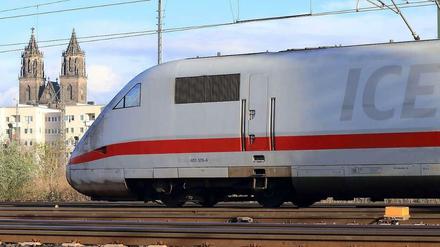Mach's gut, Magdeburg. Viele Monate fuhren die ICE hier entlang, weil die richtige Strecke gesperrt. Seit Montag ist die Piste Berlin-Hannover wieder in Betrieb.