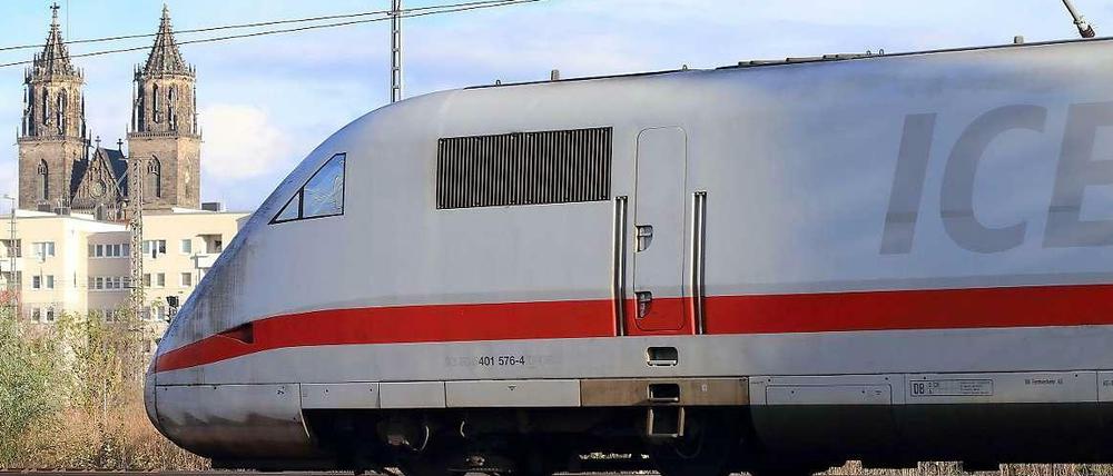 Mach's gut, Magdeburg. Viele Monate fuhren die ICE hier entlang, weil die richtige Strecke gesperrt. Seit Montag ist die Piste Berlin-Hannover wieder in Betrieb.