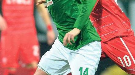 Am Ende vorn. Wie Aaron Hunt, hier am Ball, erkämpfte sich Werder Bremen noch einen entscheidenden Vorteil. Foto: dpa