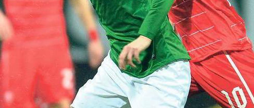 Am Ende vorn. Wie Aaron Hunt, hier am Ball, erkämpfte sich Werder Bremen noch einen entscheidenden Vorteil. Foto: dpa