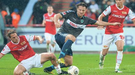 Niederlagen in Serie. Sören Brandy (l.) und der 1. FC Union sahen gegen andere Spitzenteams wie hier Fürth oft nicht gut aus. 