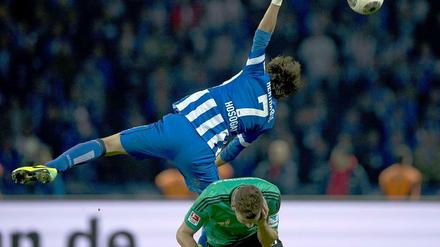Verpasst: Hajime Hosogai springt am Ball vorbei.