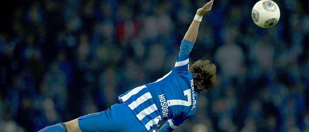 Verpasst: Hajime Hosogai springt am Ball vorbei.