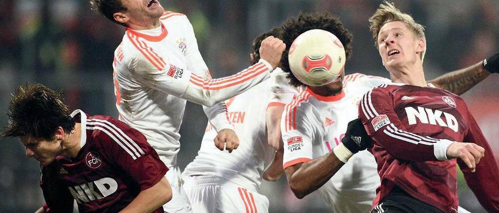 Ordnung ist anders. Die Münchner Mannschaft von Trainer Jupp Heynckes wirkte in Nürnberg bei weitem nicht so souverän wie zuletzt. Foto: dapd
