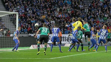 Thomas Kraft auf dem Weg zum Ball, doch der ist schon woanders hin.