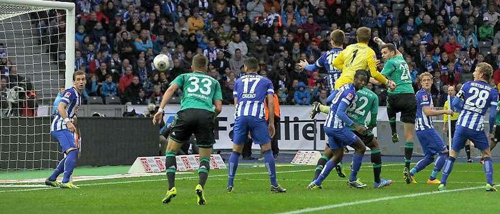 Thomas Kraft auf dem Weg zum Ball, doch der ist schon woanders hin.