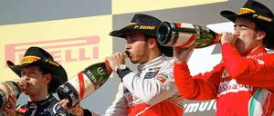 Warten auf die Entscheidung. Sebastian Vettel (links) wurde beim Großen Preis der USA nur Zweiter hinter Lewis Hamilton.