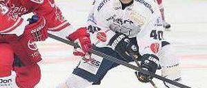 Hinten gut, alles gut. Die Eisbären Berlin um Darin Olver (rechts) überzeugten gegen die Kölner Haie auch in der zuletzt schwächelnden Abwehr. Foto: nph / Mueller