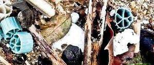 Treibgut. Solche Plastikrädchen finden sich an immer mehr Stränden. 