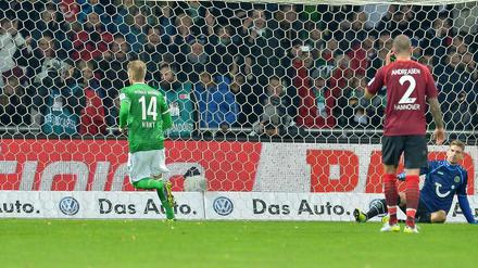 Ausgleich. Aaron Hunt trifft zum 1:1 per Elfmeter - später fiel die Enttäuschung bei Hannovers Spielern sogar noch deutlicher aus.