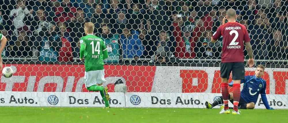 Ausgleich. Aaron Hunt trifft zum 1:1 per Elfmeter - später fiel die Enttäuschung bei Hannovers Spielern sogar noch deutlicher aus.