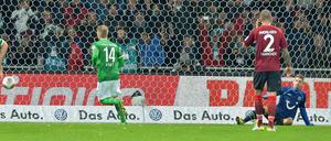 Ausgleich. Aaron Hunt trifft zum 1:1 per Elfmeter - später fiel die Enttäuschung bei Hannovers Spielern sogar noch deutlicher aus.