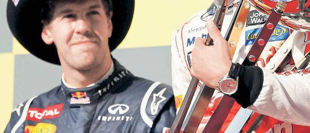 Gut gemacht, Cowboy. Am Start lag Sebastian Vettel noch vorn (u.), später musste er Lewis Hamilton artig gratulieren. Fotos: Reuters, dpa
