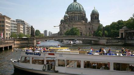 Die Friedrichsbrücke am Dom. Die Brücke ist viel schmaler als die Brückenköpfe. Das wird sich ändern.