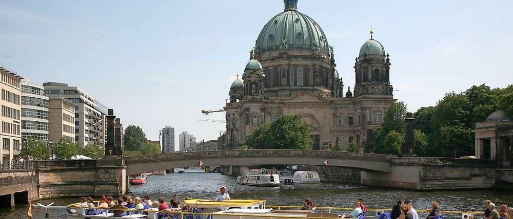 Die Friedrichsbrücke am Dom. Die Brücke ist viel schmaler als die Brückenköpfe. Das wird sich ändern.