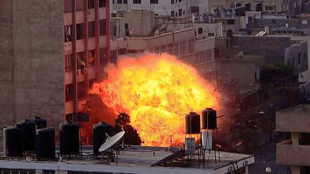 Israel setzt seine Luftangriffe auf Gaza unvermindert fort. Eine Bodenoffensive soll aber verschoben werden, um Verhandlungen über einen Waffenstillstand zu ermöglichen.