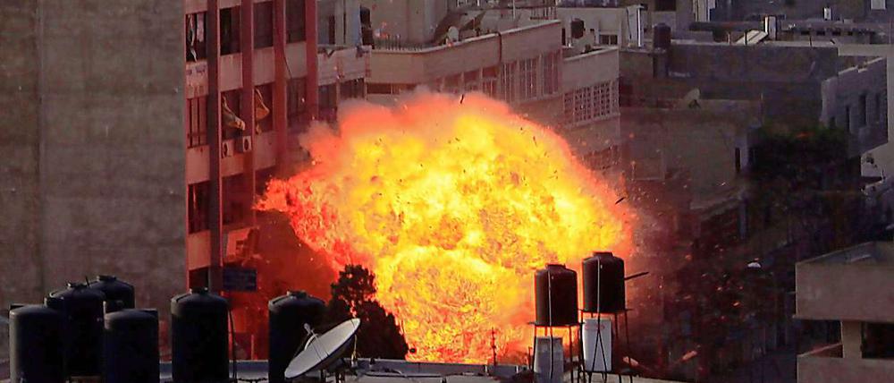 Israel setzt seine Luftangriffe auf Gaza unvermindert fort. Eine Bodenoffensive soll aber verschoben werden, um Verhandlungen über einen Waffenstillstand zu ermöglichen.